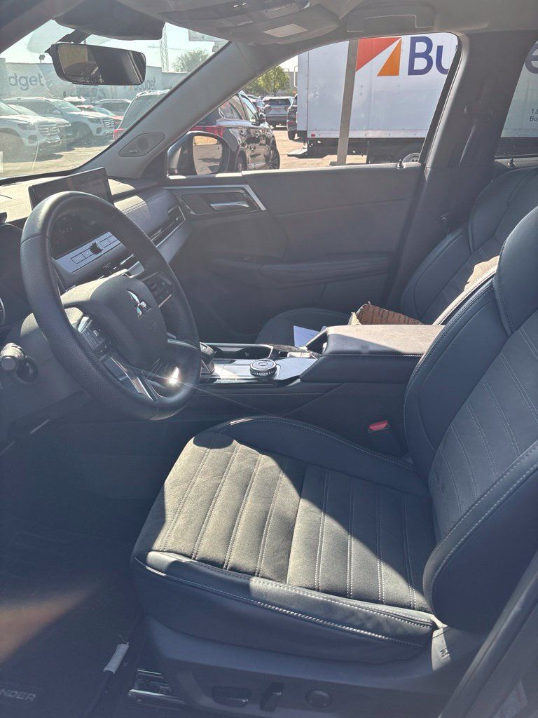 Used 2025 Mitsubishi Outlander SE AWD/4WD image 8