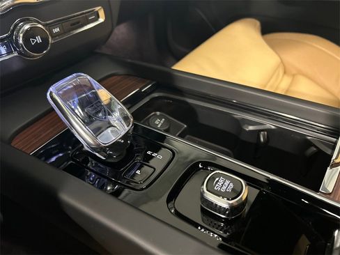 Certified 2025 Volvo XC60 T8 Ultra w/ Protection Package Premier image 19