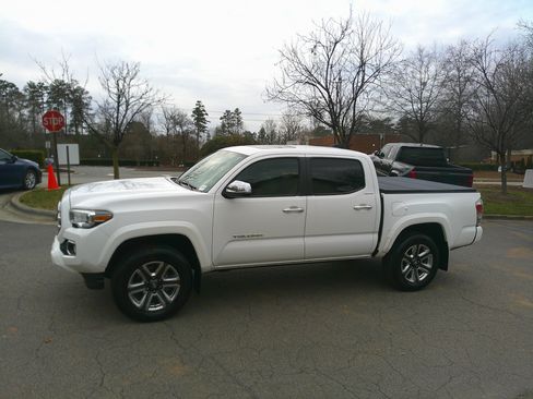 Used 2018 Toyota Tacoma Limited image 7