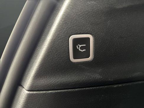 Certified 2025 Chrysler Pacifica Limited image 16