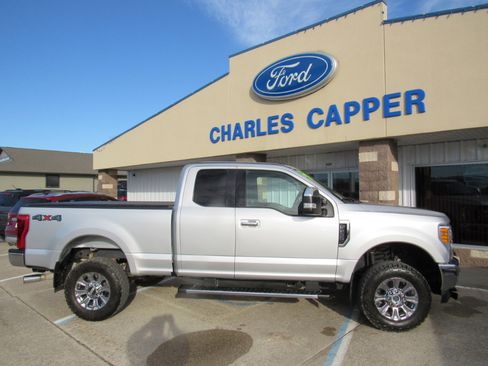 Used 2017 Ford F250 XLT w/ XLT Premium Package image 4