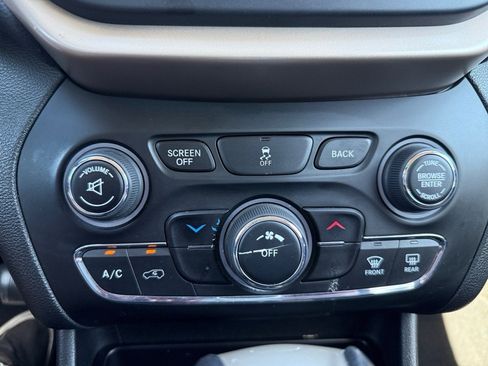 Used 2015 Jeep Cherokee Latitude FWD image 25
