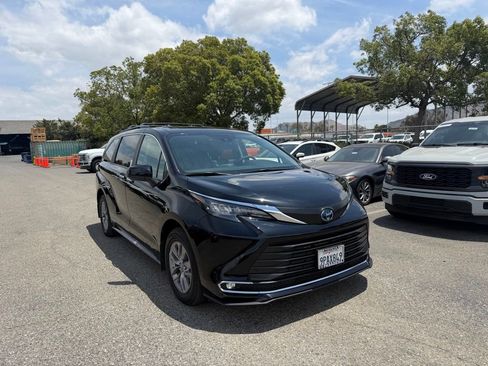 Used 2024 Toyota Sienna XLE w/ XLE Plus Package FWD image 2