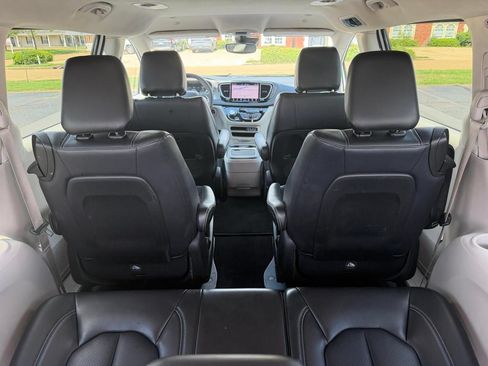 Used 2024 Chrysler Pacifica Limited FWD image 7