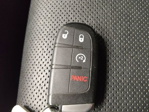 Used 2017 Jeep Grand Cherokee Overland w/ Jeep Active Safety Group image 32