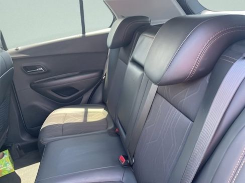 Used 2020 Chevrolet Trax LT w/ LT Convenience Package AWD/4WD image 16