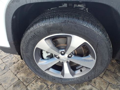 Used 2022 Jeep Cherokee Limited image 25