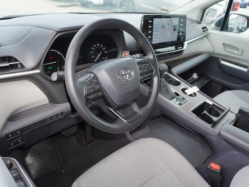 Used 2023 Toyota Sienna LE image 7