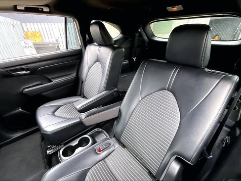 Used 2022 Toyota Highlander XSE FWD image 36