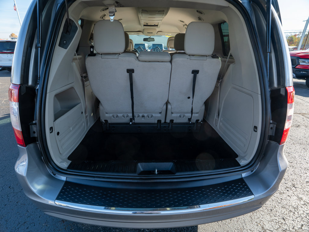 Used 2016 Chrysler Town & Country Touring w/ Driver Convenience Group FWD image 14