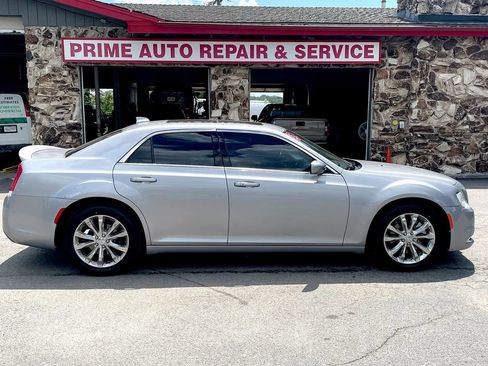 Used 2015 Chrysler 300 Limited w/ Driver Convenience Group AWD/4WD image 8