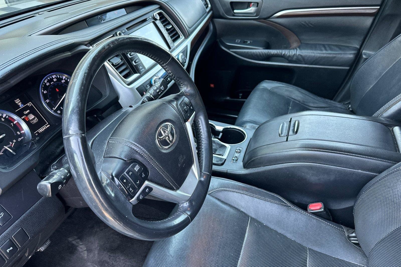 Used 2015 Toyota Highlander Limited AWD/4WD image 9