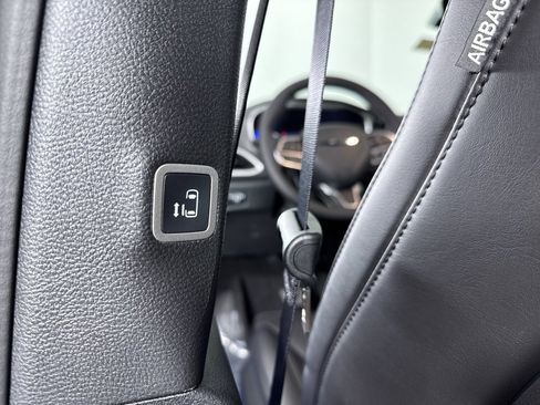 New 2026 Chrysler Pacifica Select AWD/4WD image 32