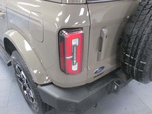 Used 2025 Ford Bronco Outer Banks AWD/4WD image 12