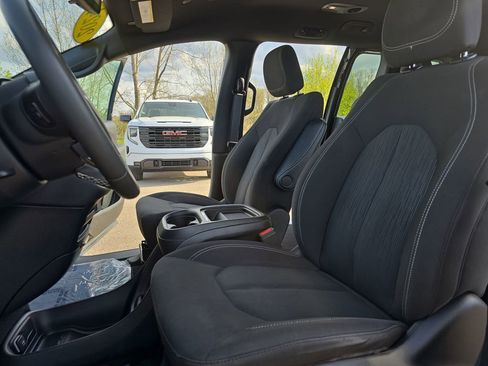 Used 2024 Chrysler Pacifica Touring FWD image 16