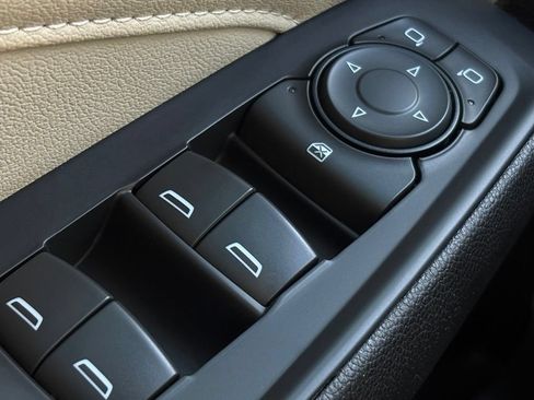 Used 2022 Chevrolet Traverse LS FWD image 12