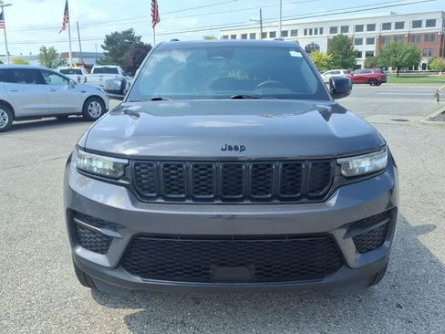 Used 2024 Jeep Grand Cherokee Altitude AWD/4WD image 2