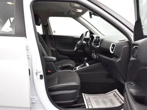 Used 2024 Hyundai Venue Limited image 18
