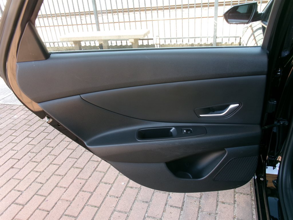 Used 2023 Hyundai Elantra SE FWD image 25