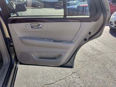 Used 2010 Cadillac DTS Luxury image 25