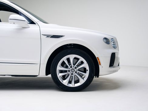 Used 2024 Bentley Bentayga image 18