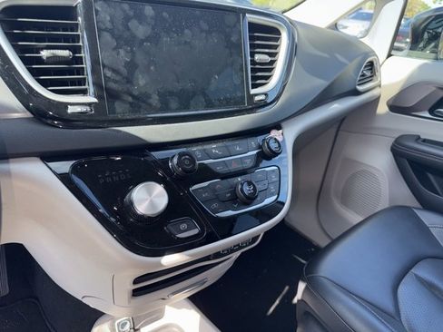 Used 2024 Chrysler Pacifica Touring-L image 11