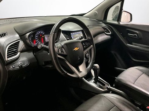 Used 2019 Chevrolet Trax LT w/ LT Convenience Package image 16