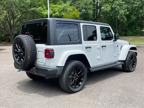 Used 2023 Jeep Wrangler Unlimited Sahara w/ Cold Weather Group AWD/4WD image 25