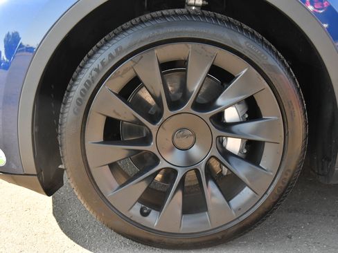 Used 2023 Tesla Model Y Long Range AWD/4WD image 12