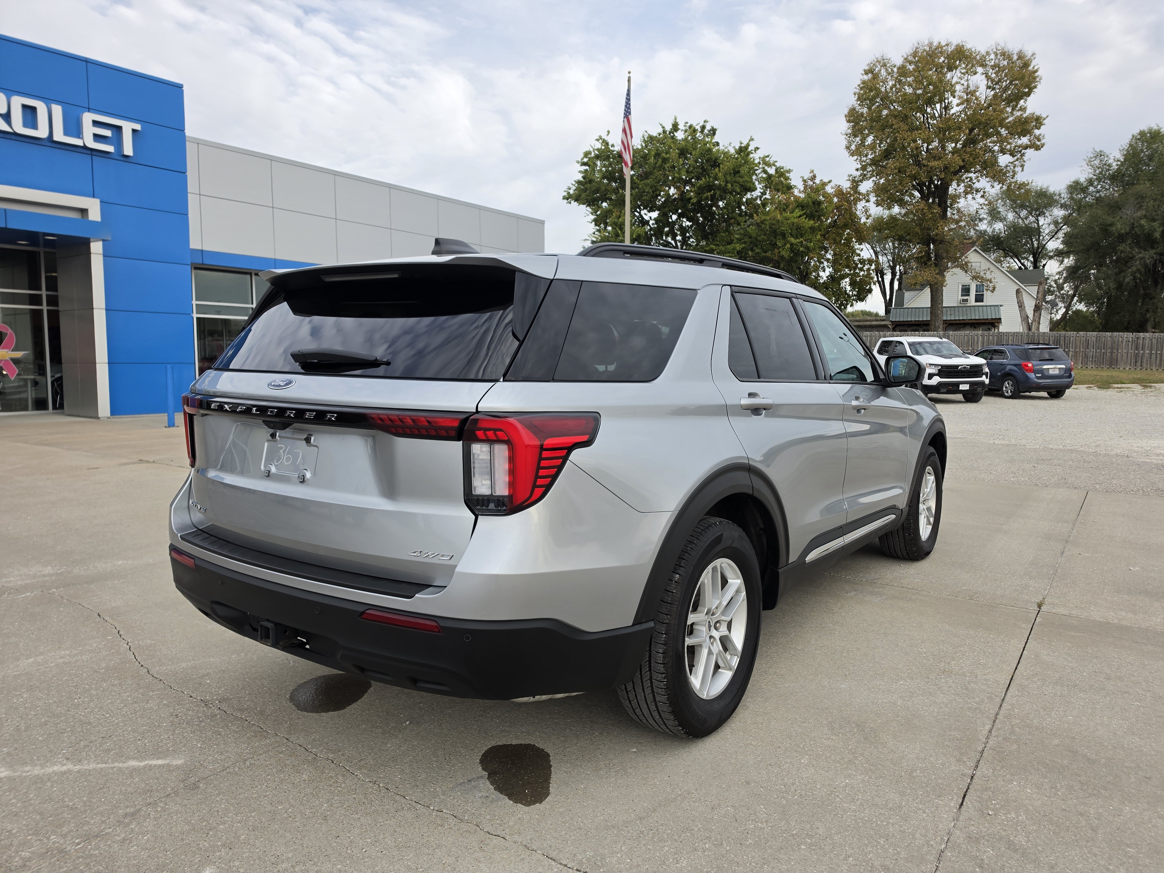 Used 2025 Ford Explorer Active AWD/4WD image 3