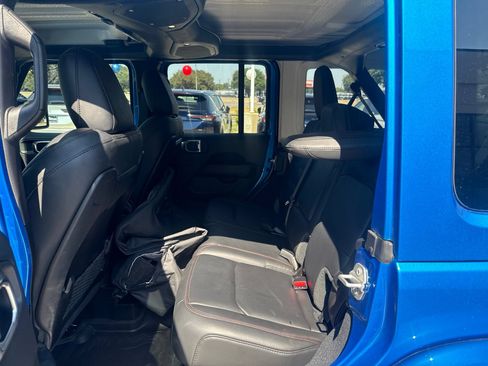 Used 2025 Jeep Wrangler Unlimited Rubicon w/ Convenience Group AWD/4WD image 5