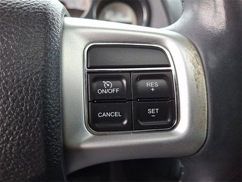 Used 2014 Dodge Challenger SXT image 21