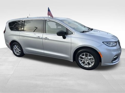 Used 2023 Ford Expedition XLT image 48