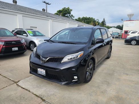 Used 2018 Toyota Sienna SE FWD image 19
