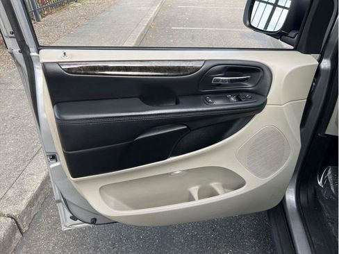 Used 2016 Dodge Grand Caravan American Value Package w/ UConnect Hands-Free Group image 6