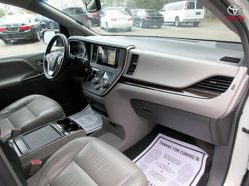 Used 2017 Toyota Sienna Limited image 25