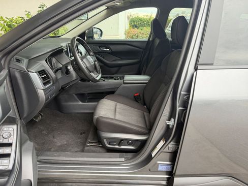 Used 2025 Nissan Rogue SV image 29