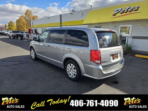 Used 2018 Dodge Grand Caravan SE w/ UConnect Hands-Free Group image 2