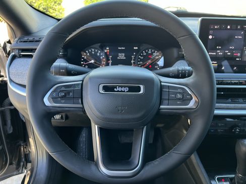 Used 2023 Jeep Compass Latitude image 18