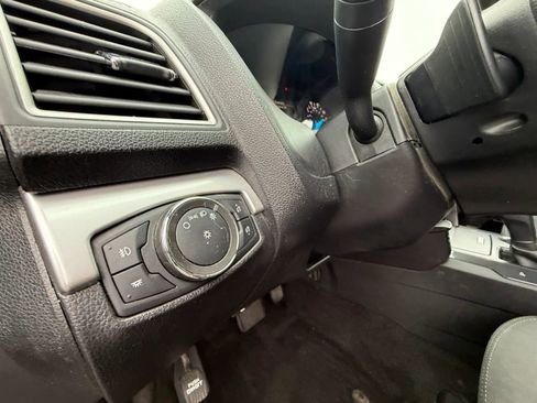 Used 2017 Ford Explorer XLT image 18