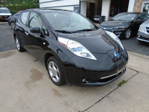 Used 2011 Nissan Leaf w/ Eco Design Pkg FWD image 8