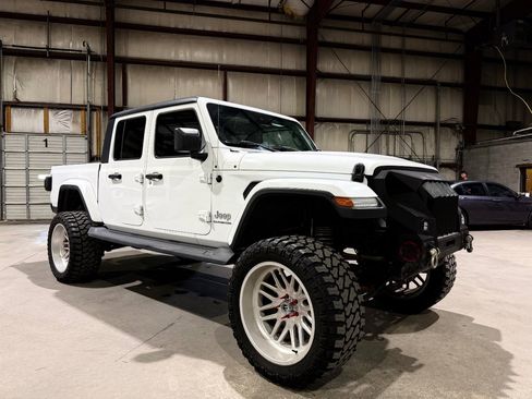 Used 2020 Jeep Gladiator Overland image 2