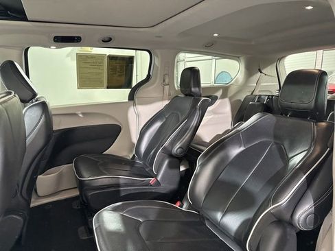Used 2023 Chrysler Pacifica Limited FWD image 17
