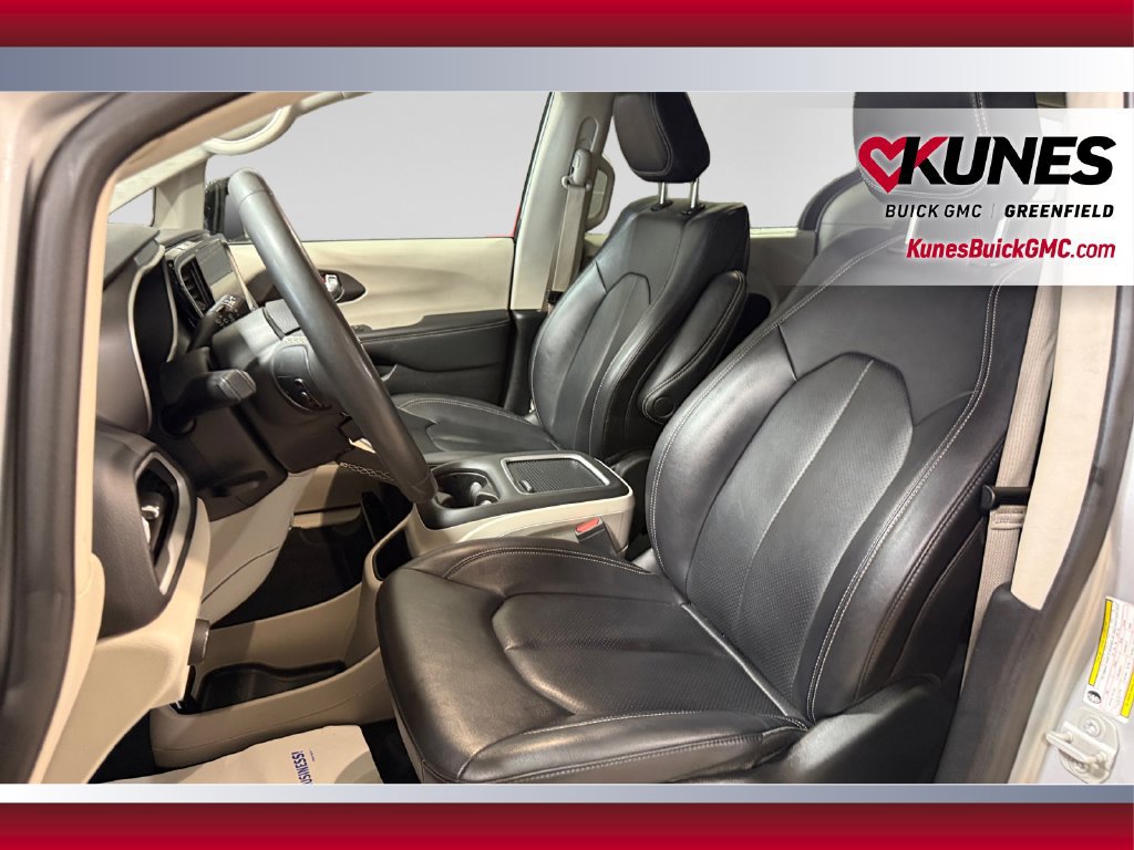 Used 2024 Chrysler Pacifica Touring-L FWD image 23