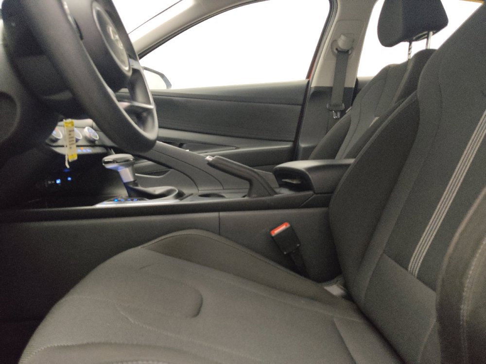 Used 2025 Hyundai Elantra SE FWD image 17