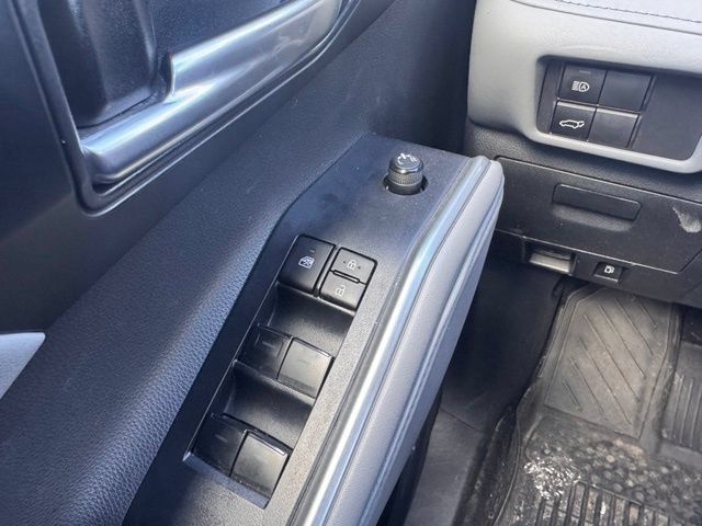 Used 2022 Toyota Highlander XLE AWD/4WD image 16