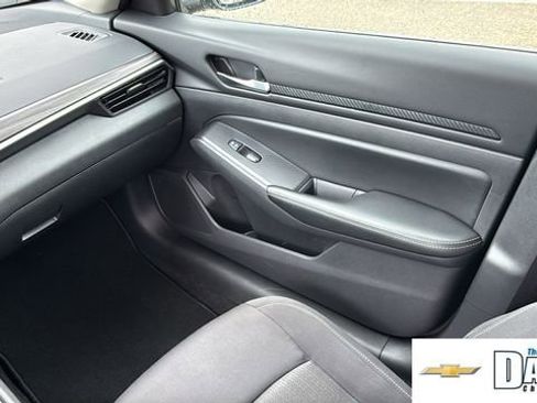 Used 2025 Nissan Altima 2.5 SV FWD image 9