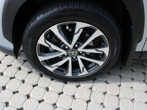 Used 2022 Toyota Corolla Cross XLE w/ Convenience Package FWD image 12