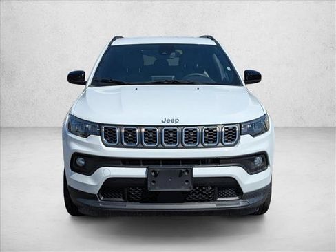 Used 2025 Jeep Compass Latitude AWD/4WD image 2