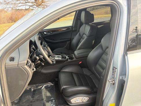 Certified 2025 Porsche Macan Base image 5